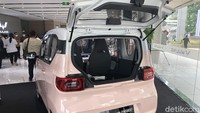 Sedangkan tampak belakangnya, Wuling Hongguang EV Macaron ini hadir dengan desain yang patah atau mengotak. Desain lampu belakangnya senada dengan desain lampu depan dan juga ada panel hitam bertuliskan ‘Wuling’. Kaca belakangnya ini dapat dibuka untuk mengakses bagasi. Namun, dalam keadaan jok belakang yang terbuka, bagasinya sangat kecil. Jika membutuhkan bagasi yang luas, maka mau tak mau jok belakang harus dilipat. (Muhammad Hafizh Gemilang/detikOto)
