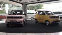 Ada dua Wuling Hongguang EV Macaron yang hadir di Wuling Center Jakarta, yang satu berwarna kuning atau lemon yellow and white dan juga warna merah muda atau white peach powder fight white. Keduanya masih menggunakan konfigurasi setir kiri. (Muhammad Hafizh Gemilang/detikOto)