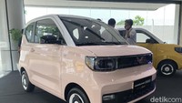 Wuling Hongguang EV Macaron ini terlihat sangat compact. Di atas kertas, panjangnya hanya 2.920 mm, berarti mobil ini sekitar 72 cm lebih compact dibanding dengan Honda Brio. Sedangkan untuk lebarnya, Hongguang EV Macaron ini tercatat ada di 1.493 mm dan tingginya hanya 1.621 mm. (Muhammad Hafizh Gemilang/detikOto)