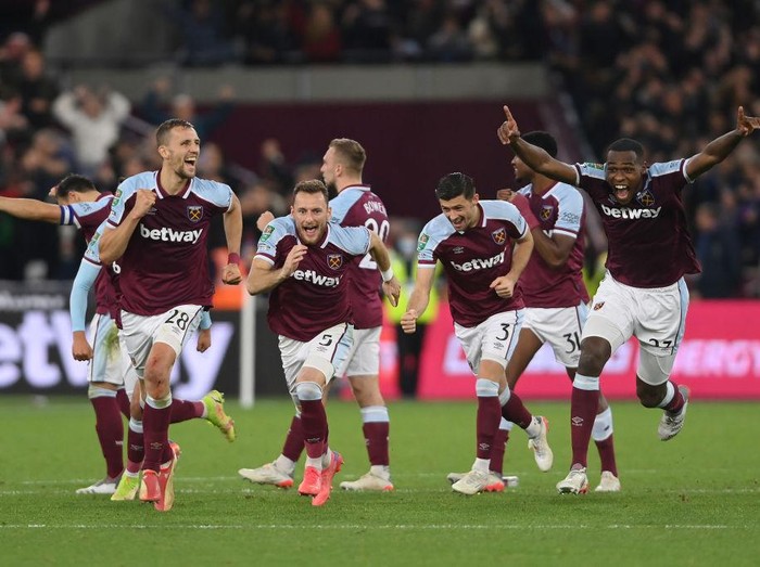 LONDON, ENGLAND - OCTOBER 27: Tomas Soucek, Vladimir Coufal, Aaron Cresswell and Issa Diop celebrate after Said Benrahma of West Ham United (not pictured) scored the winning penalty in te shootout during the Carabao Cup Round of 16 match between West Ham United and Manchester City at London Stadium on October 27, 2021 in London, England. (Photo by Mike Hewitt/Getty Images)