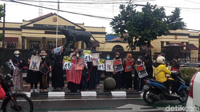 Aksi damai emak-emak depan Mapolrestabes Bandung.