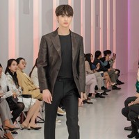 Byeon Woo Seok mulai banyak dikenal lewat drama Korea Record of Youth. Dikisahkan sebagai model bersama Park Bo Gum, sang aktor sempat aktif modeling selama setahun. Foto: dok tvN