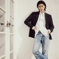 Lee Jong Suk menjadi model termuda yang memulai debut di Seoul Fashion Week saat berumur 15 tahun. Lima tahun berlalu, ia memulai debut akting lewat drama Korea Prosecutor Princess pada 2010. Foto: dok. Instagram menshealth__korea