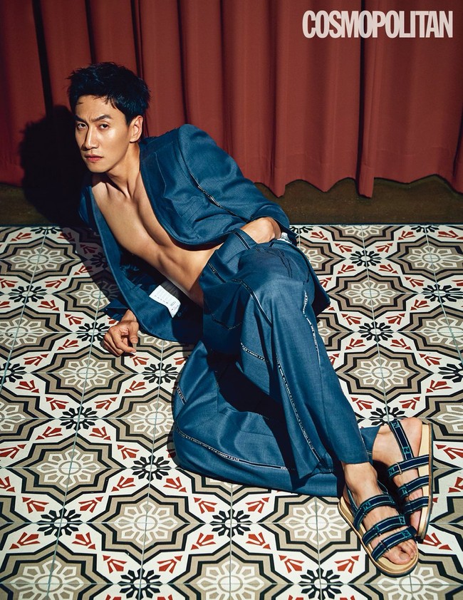Lee Kwang Soo, eks member Running Man yang mendapat julukan ‘Jerapah’ pun mengawali kariernya sebagai model. Dengan tinggi badan 192 cm, ia menjadi salah satu aktor tertinggi di industri hiburan Korea. Foto: dok Cosmopolitan