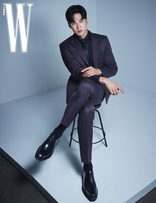 Ahn Bo Hyun membintangi dua drama Korea tahun ini, Yumi’s Cells dan My Name. Punya paras tampan dan tubuh atletis, sang aktor dulunya masuk sebagai model di agensinya. Foto: dok W Korea