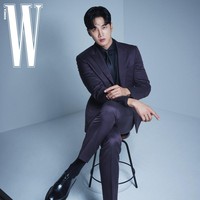 Ahn Bo Hyun membintangi dua drama Korea tahun ini, Yumi’s Cells dan My Name. Punya paras tampan dan tubuh atletis, sang aktor dulunya masuk sebagai model di agensinya. Foto: dok W Korea
