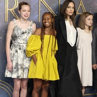 Penampilan Shiloh belakangan semakin sering tertangkap kamera karena ia tampil di acara premier film ibunya. Dari sana, terlihat tranformasi gaya Shiloh yang dulu dikenal tomboy dan berambut pendek. Penampilannya pun jadi sorotan karena kini terlihat jauh lebih feminin. Foto: Tim P. Whitby/Getty Images/Tim P. Whitby