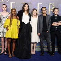 Sedangkan Angelina Jolie belakangan semakin sering menampilkan kedekatannya dengan Shiloh. Kebersamaan mereka pun kerap tertangkap kamera paparazzi, mulai dari berbelanja hingga datang ke acara karpet merah. Dalam penampilan terbarunya di premiere Eternal, Shiloh pun mengenakan dress Dior ibunya.Foto: Getty Images