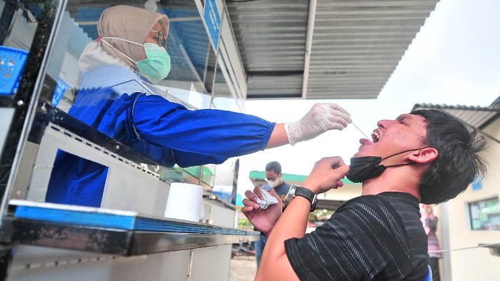 Kemenkes akhirnya menurunkan harga tes PCR. Kemenkes menetapkan tarif tertinggi harga pemeriksaan PCR jadi Rp275 ribu di Jawa-Bali dan Rp300 ribu untuk luar Jawa dan Bali.