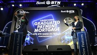  Wakil Direktur Utama PT Bank Tabungan Negara (Persero) Tbk Nixon LP Napitupulu  (kanan) dan Direktur Consumer & Commercial  Lending Bank BTN Hirwandi Gafar mengangkat kunci tanda peluncuran fitur baru KPR BTN Gaess For  Millenials yaitu Graduated Payment Mortgage (GPM) di Jakarta, Kamis (28/10). 
