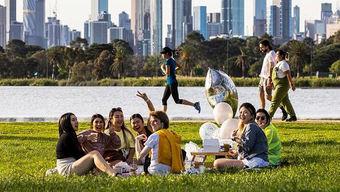 Pemerintah Australia akan cabut larangan perjalanan internasional tanpa izin bagi warga negaranya. Kebijakan itu rencananya akan dilakukan mulai akhir tahun ini
