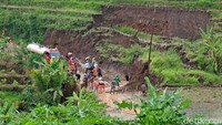 Relawan bersama warga dan TNI-Polri bergotong royong membersihkan material longsor yang menutup jalan di kawasan lereng gunung Sumbing Desa Umbulsari, Windusari, Magelang, Jawa Tengah, Kamis (28/10/2021). Hujan deras pada Rabu (27/10/2021) menyebabkan tebing setinggi 15 meter dengan panjang 25 meter longsor menutup akses jalan antar kabupaten Magelang dengan Temanggung. Suhu permukaan laut di Samudra Pasifik bagian tengah dan timur menunjukkan, saat ini nilai anomali telah melewati ambang batas La Nina sebesar minus 0.61 pada Dasarian I Oktober 2021. Kondisi ini berpotensi terus berkembang, ujar BMKG, Jumat (22/10/2021). (Anis Efizudin/AntaraFoto)