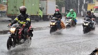Pengendara motor berkendara di tengah hujan deras yang mengguyur Kota Tangerang di Jalan Ciledug Raya, Larangan, Tangerang, Banten, Rabu (27/10/2021). La Nina adalah turunnya Suhu Muka Laut (SML) di Samudera Pasifik bagian tengah hingga kurang dari kondisi normalnya. Pendinginan SML ini mengurangi potensi pertumbuhan awan di Samudera Pasifik tengah. Akibatnya terjadi peningkatan curah hujan di wilayah Indonesia secara umum. (Muhammad Iqbal/AntaraFoto).