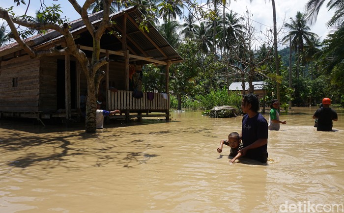 BANJIR LUAPAN AIR SUNGAI DI MAMUJU Siap-siap, Dampak La Nina Pembawa Curah Hujan Tinggi Mulai Terasa