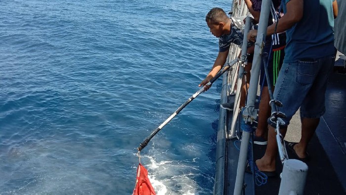Barang yang ditemukan tim TNI AL saat mencari korban KM Liberty 1 di Laut Bali. (dok. Istimewa)