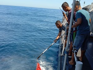 TNI AL Cari Korban KM Liberty 1 di Laut Bali, Temukan Barang-Tumpahan Minyak