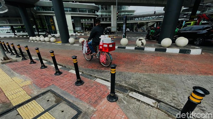 Trotoar di kawasan jembatan CSW dilengkapi dengan bola-bola beton yang dikenal sebagai bollard. Belum lama dipasang, kondisi bollard itu kini memprihatinkan.