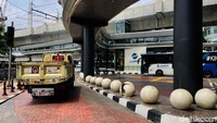 Bollard di sepanjang tepian trotoar akan menghambat kendaraan bermotor memasuki kawasan khusus pejalan kaki itu, baik untuk sekadar parkir atau melintasinya. Agar digunakan sesuai fungsinya, bola-bola beton itu dipasangi stiker bertuliskan Dilarang Duduk di Sini.