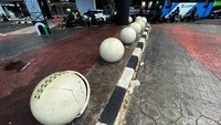 Meski begitu, belum lama dipasang, kondisi bola-bola beton di kawasan trotoar jembatan CSW itu tampak terawat, salah satu bola beton tersebut bahkan ada yang hancur.