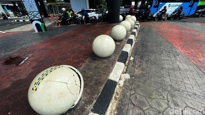 Belum Lama Dipasang, Bollard di CSW Rusak dan Memprihatinkan Trotoar di kawasan jembatan CSW dilengkapi dengan bola-bola beton yang dikenal sebagai bollard. Belum lama dipasang, kondisi bollard itu kini memprihatinkan.