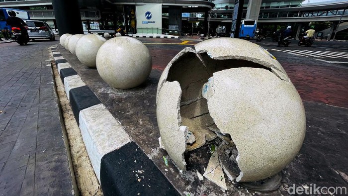 Belum Lama Dipasang, Bollard di CSW Rusak dan Memprihatinkan Trotoar di kawasan jembatan CSW dilengkapi dengan bola-bola beton yang dikenal sebagai bollard. Belum lama dipasang, kondisi bollard itu kini memprihatinkan.