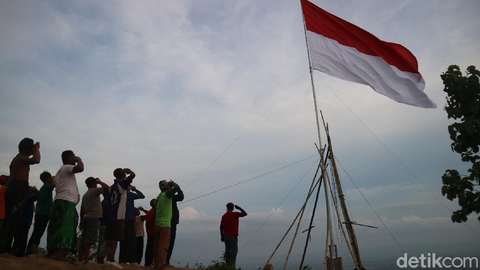 Bendera Merah Putih dikibarkan di Pegunungan Patiayam Kudus. Pengibaran bendera ini dilakukan dalam rangka menyambut Sumpah Pemuda, Kamis (28/10/202!).