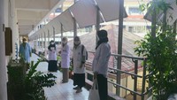 Di praktikum tatap muka perdana Inovasi Teknologi Daging, mahasiswa semester 5 Departemen Ilmu Produksi dan Teknologi Peternakan (IPTP) IPB University menerapkan prokes mulai dari menjaga jarak sejak sebelum masuk laboratorium, mengenakan masker, dan mencuci tangan. Foto: detikcom/Trisna Wulandari