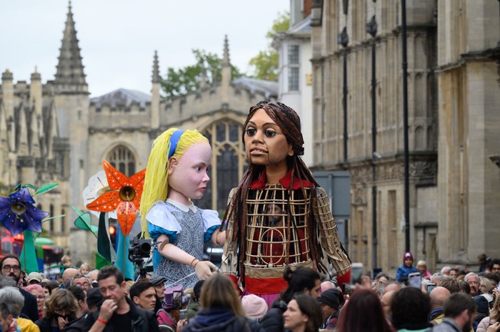 Bikin Haru! Alice in Wonderland Pelukan dengan Boneka Pengungsi Suriah OXFORD, ENGLAND - OCTOBER 26: