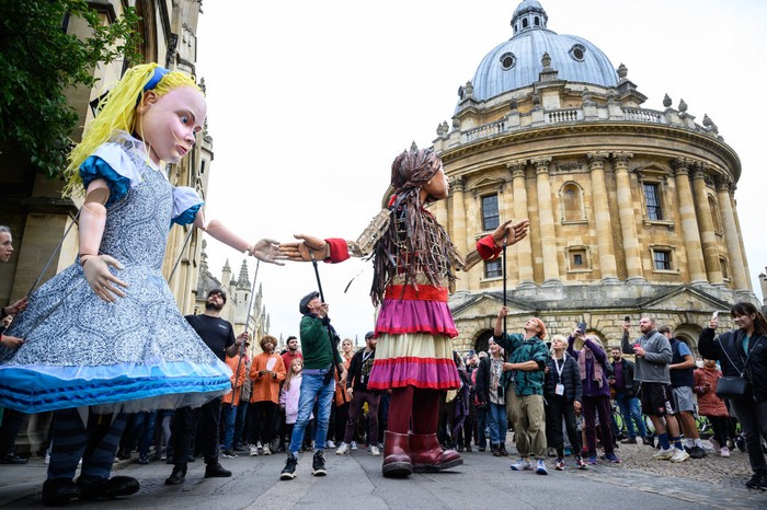 Bikin Haru! Alice in Wonderland Pelukan dengan Boneka Pengungsi Suriah OXFORD, ENGLAND - OCTOBER 26: