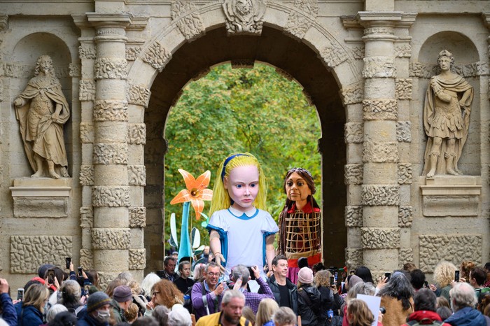 Bikin Haru! Alice in Wonderland Pelukan dengan Boneka Pengungsi Suriah OXFORD, ENGLAND - OCTOBER 26: