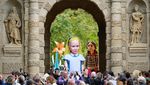 Bikin Haru! Alice in Wonderland Pelukan dengan Boneka Pengungsi Suriah