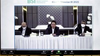 Direktur Utama Bank Syariah Indonesia Hery Gunardi (tengah), Direktur Finance & Strategy Bank Syariah Indonesia Ade Cahyo Nugroho (kiri), Direktur Wholesale Transaction Banking Bank Syariah Indonesia Kusman Yandi (kanan) saat press conference pemaparan kinerja triwulan III tahun 2021, Kamis (28/10) di Kantor Pusat BSI, The Tower, Jakarta.