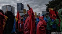 Mereka membawa 13 tuntutan dalam aksi tersebut.
