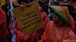 Semangat Buruh Beraksi Kritik Jokowi di Bawah Rintik Hujan
