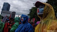 Dalam aksinya massa memakai masker yang ditempeli tanda silang sebagai simbol dibungkamnya kebebasan berbicara.