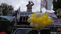 Seorang perwakilan demonstran berorasi.