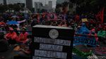 Semangat Buruh Beraksi Kritik Jokowi di Bawah Rintik Hujan