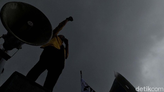 Buruh Beraksi Kritik Jokowi di Bawah Rintik Hujan Massa Gerakan Buruh Bersama Rakyat (Gebrak) berdemonstrasi memkritik Jokowi di depan Patung Kuda, Jakarta, Kamis (28/10). Mereka berorasi di bawah rintik hujan.