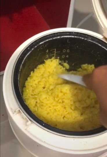 Cara bikin nasi kuning enak ala anak kost, hanya memakai bumbu ikan goreng instan