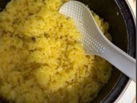 Cara bikin nasi kuning enak ala anak kost, hanya memakai bumbu ikan goreng instan