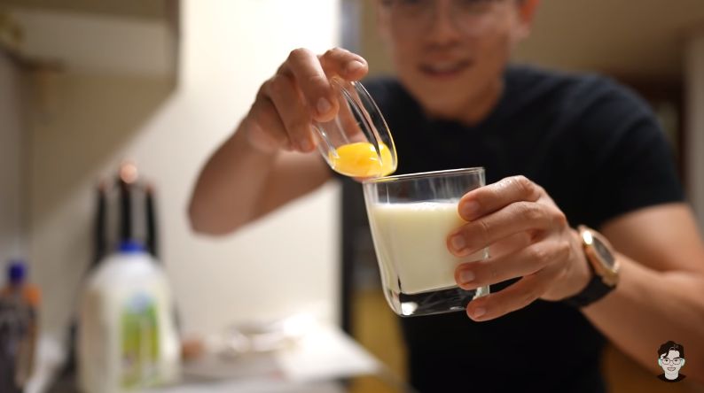 Korea Reomit tunjukkan cara bikin susu rasa pisang tanpa menggunakan buah pisang asli. Bahannya ada 3 yaitu susu, telur, dan gula.