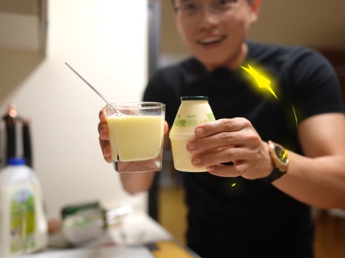 Cara bikin susu rasa pisang Korea Reomit tunjukkan cara bikin susu rasa pisang tanpa menggunakan buah pisang asli. Bahannya ada 3 yaitu susu, telur, dan gula.