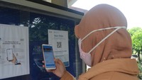 Wakil Dekan Bidang Akademik dan Kemahasiswaan Fakultas Peternakan IPB University Prof. Dr. Irma Isnafia Arief S.Pt., M.Si. menuturkan, untuk masuk ruang perkuliahan, mahasiswa wajib check in menggunakan aplikasi PeduliLindungi. Sebelumnya, mahasiswa wajib memenuhi persyaratan di antaranya sehat, sudah vaksinasi lengkap, dan membawa surat izin orang tua. Foto: detikcom/Trisna Wulandari
