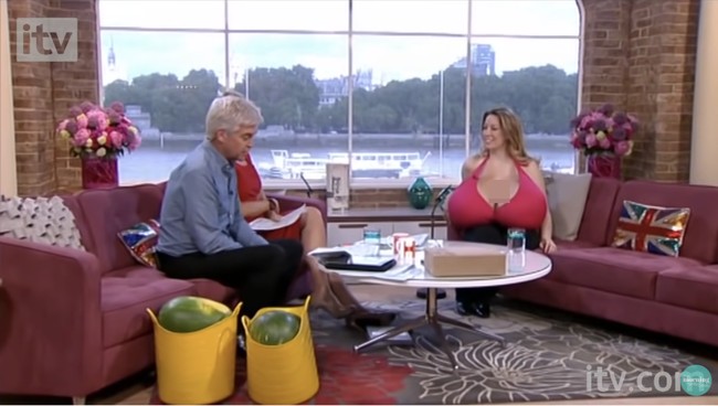 Tampil di acara bincang-bincang televisi This Morning, ITV, Chelsea Charms mengungkapkan kisahnya sebagai wanita yang memiliki payudara terbesari di dunia kedua menurut Guinness Record. Dia memiliki ukuran dada 153XXX dan berat payudaranya mencapai 24 kg. Foto: Dok. ITV This Morning