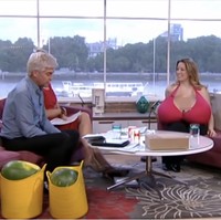 Tampil di acara bincang-bincang televisi This Morning, ITV, Chelsea Charms mengungkapkan kisahnya sebagai wanita yang memiliki payudara terbesari di dunia kedua menurut Guinness Record. Dia memiliki ukuran dada 153XXX dan berat payudaranya mencapai 24 kg. Foto: Dok. ITV This Morning