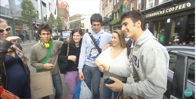 Memiliki payudara terbesar kedua di dunia, hidup Chelsea Charms tidak selalu bahagia. Saat berada di area publik dia kerap menjadi tontonan. Bahkan banyak orang yang memintanya berfoto bersama. Foto: Dok. ITV This Morning