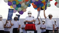Selanjutnya, dilakukan penekanan tombol sirine sebagai tanda berakhirnya proses konstruksi. Penekanan tombol sirine ini juga diiringi pelepasan sejumlah balon dan burung merpati.