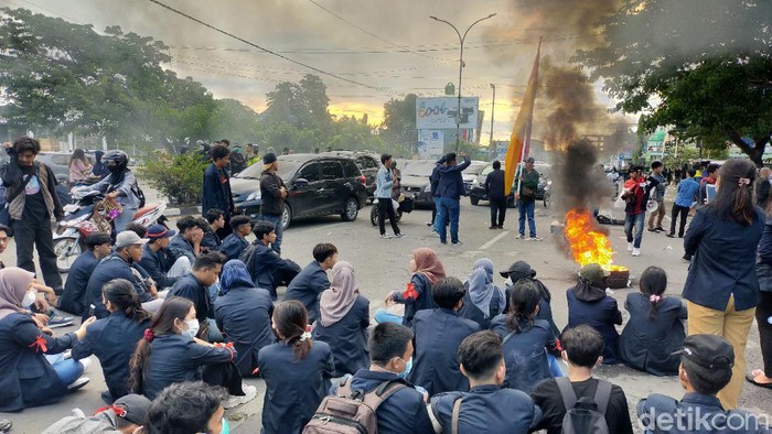 Demo mahasiswa di DPRD Sulut, Kamis (28/10)