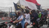 Di antara massa aksi yang konvoi, tampak siswa berseregam sekolah.