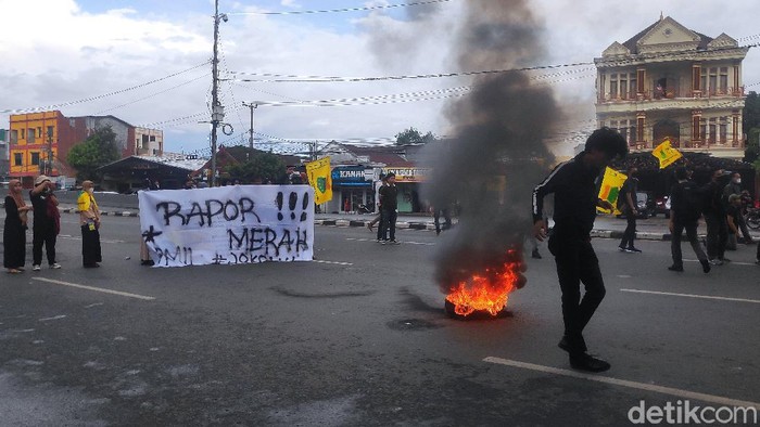 Demo Sumpah Pemuda di Makassar. Demo Sumpah Pemuda di Makassar.